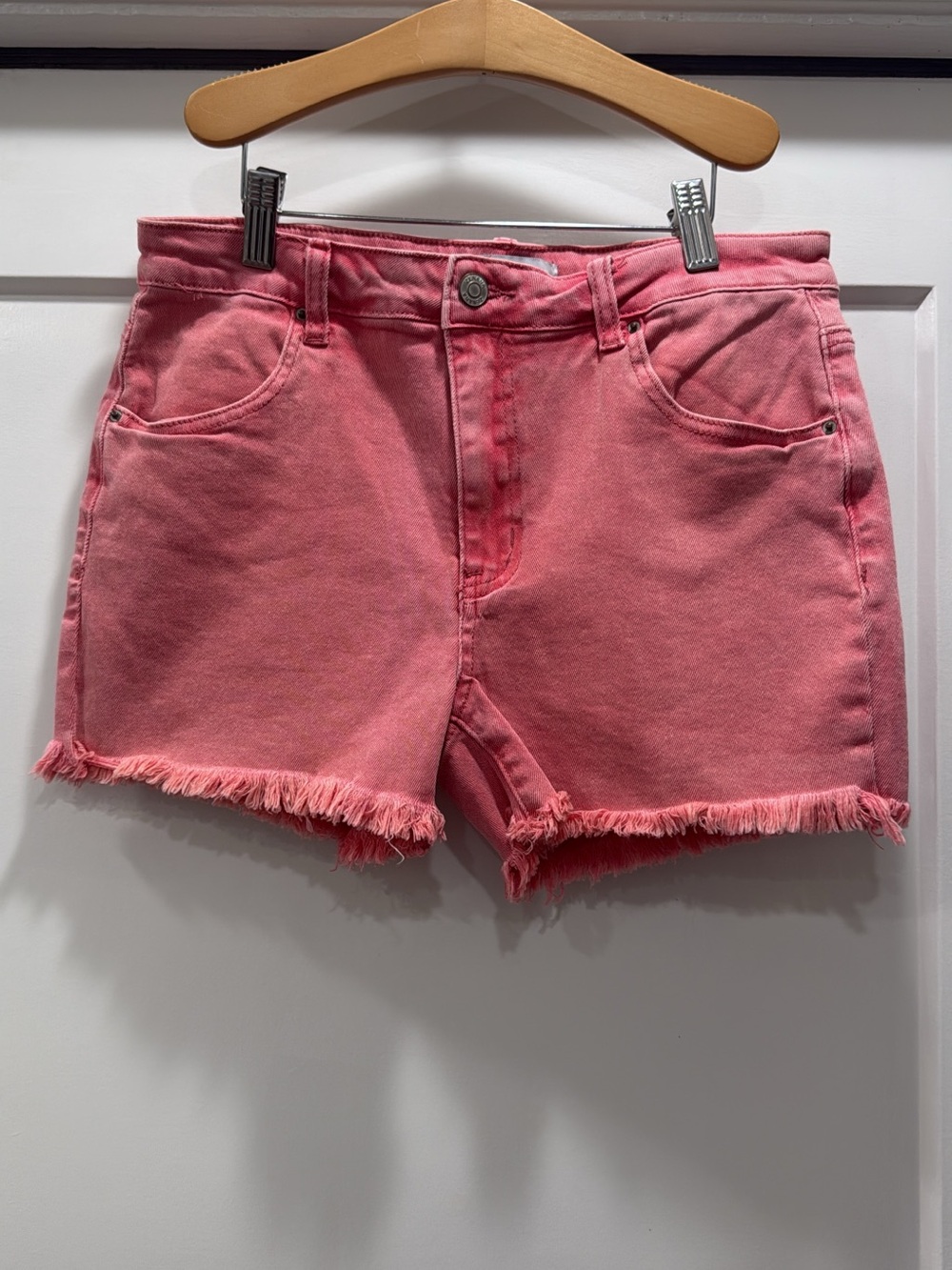 Coral Frayed Hem Denim Shorts - Women's boutique brand
